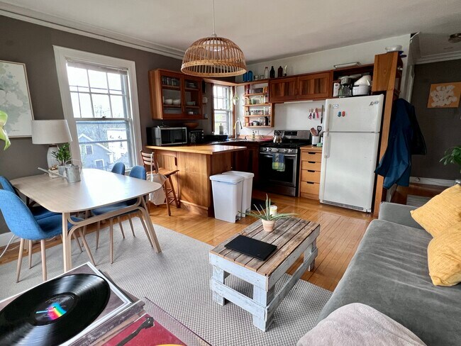 Building Photo - 34 Ash St