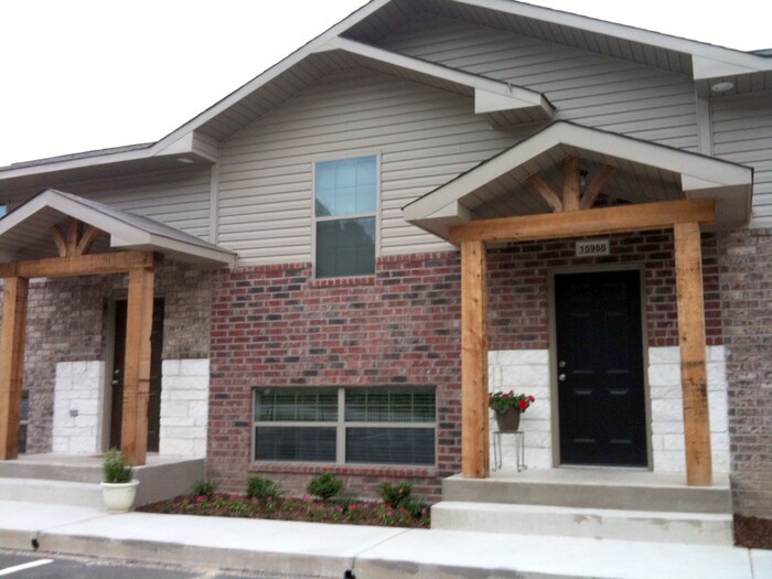 Foto principal - 18047 Loring Ln