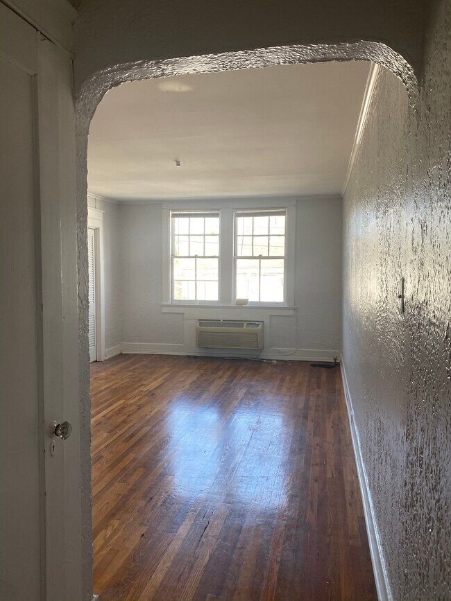 Building Photo - 3300 Prytania St