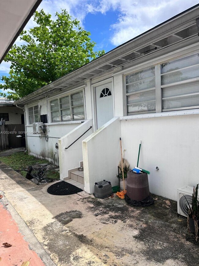 Building Photo - 923 SW 43rd Ave