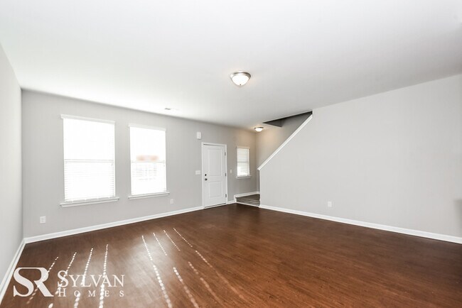 Foto del edificio - Fall in love with this spacious 4BR, 2.5BA...