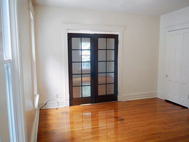 Building Photo - Second Floor Apartment Available 8/1/26