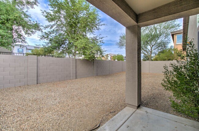 Foto del edificio - 3 Bedroom + 2 Bathroom + 2 Car Garage + Co...