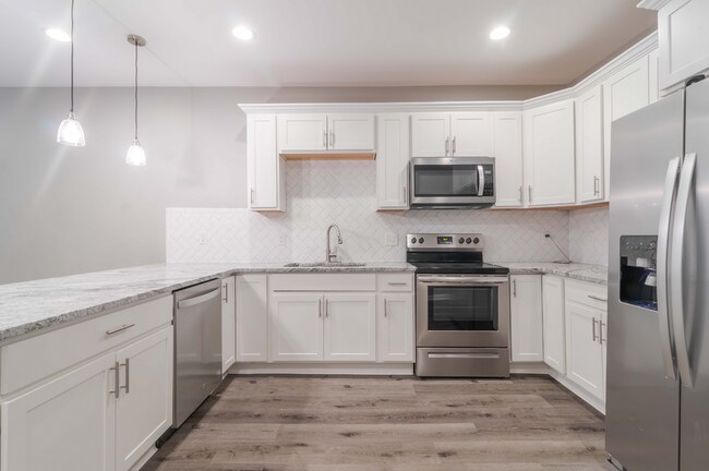 Building Photo - 3 bedroom 2 bath Single Home