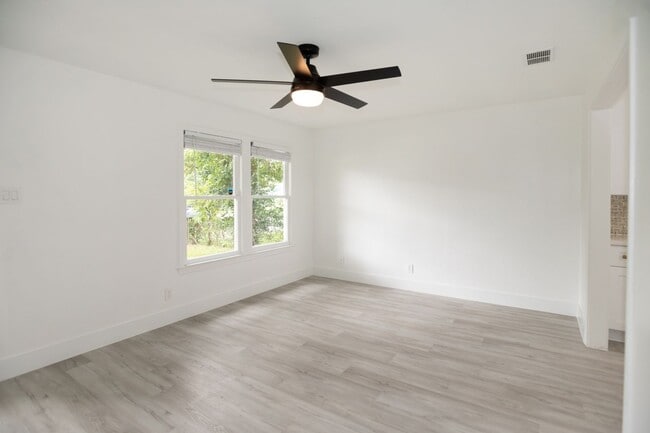 Building Photo - 1800 Justin Ln
