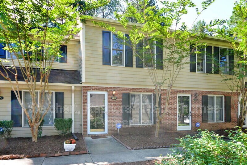 Primary Photo - 104 Gatehouse Ln