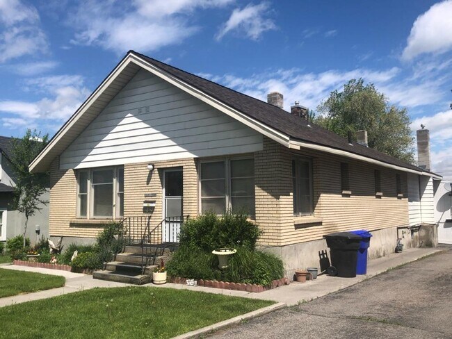Building Photo - ALL INCLUSIVE DARLING 1 BED 1 BATH DUPLEX-...