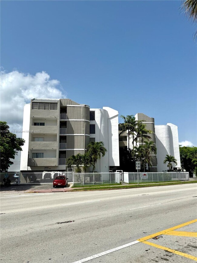 Foto del edificio - 2000 Biarritz Dr
