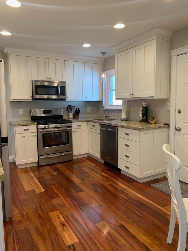 Photo - STUNNING 4 bd. 2 bath Executive Sunnyside ... House