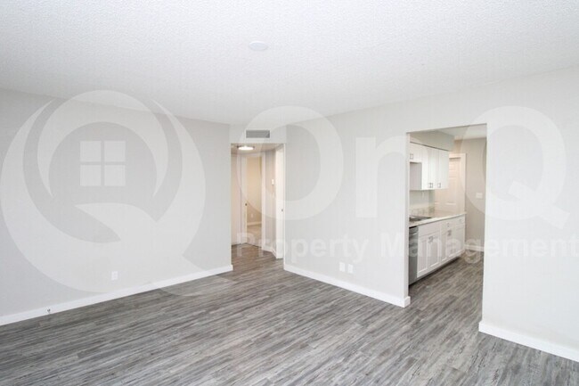 Building Photo - 2210 W Devonshire Ave