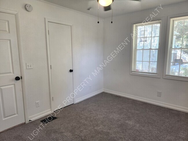 Foto del edificio - Charming 2 Bedroom Home With Sunroom And Storage