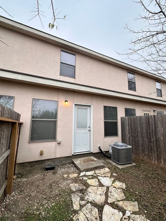 Building Photo - $1195 Ready to move in!