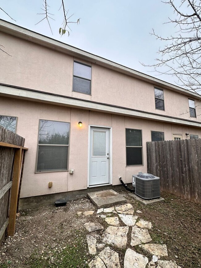 Foto del edificio - MOVE IN READY!