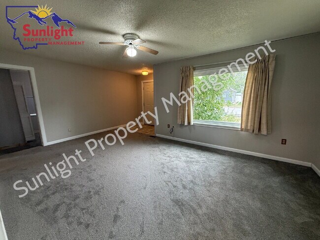 Building Photo - One level 2 Bed 1 Bath Single Family with Many Updates