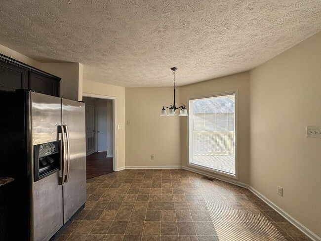 Building Photo - 3 Bed 2 Bath Home with Fenced Backyard