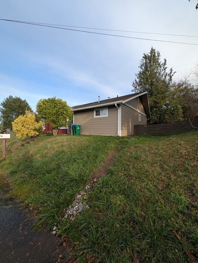 Building Photo - Updated Bremerton Duplex, Close to EVERYTH...