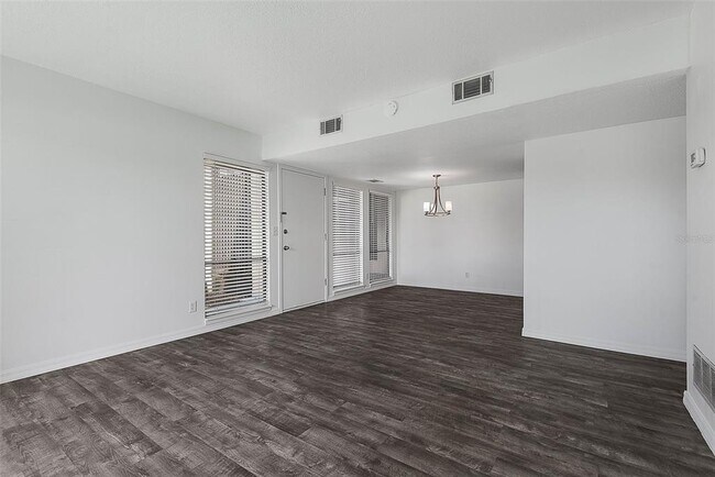 Foto del edificio - 60 Club House Dr