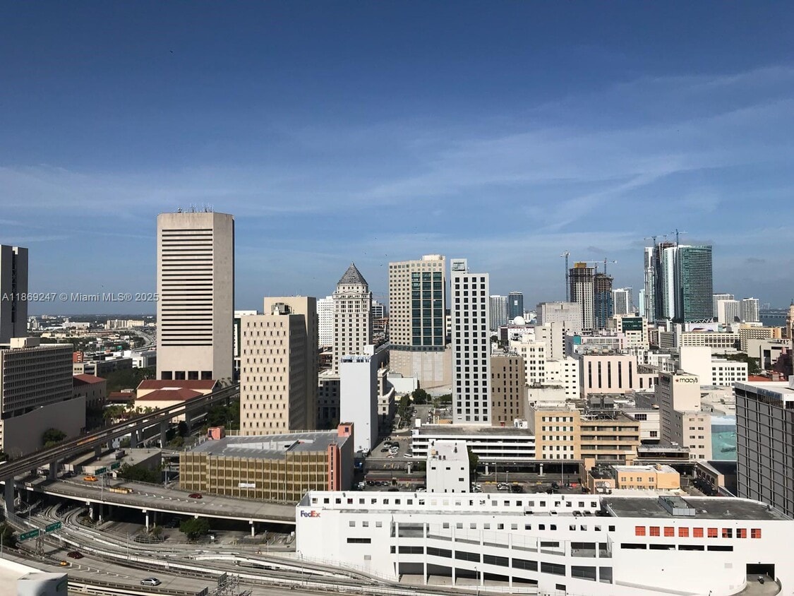 Foto principal - 350 S Miami Ave