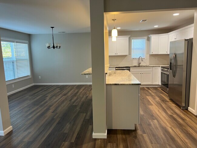 Building Photo - 3909 Sweetspire Dr