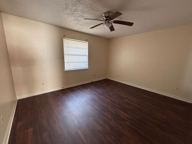 Foto del edificio - COZY AND SPACIOUS BRICK HOME NEAR PINES ROAD IN SHREVEPORT.