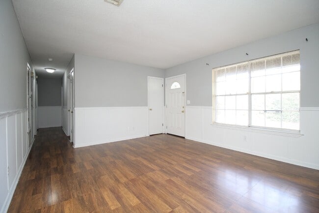 Foto del edificio - Spacious 3BR/1.5BA Home in Pace with Open Living Area, Tiled Family Room, and Fenced Backyard – M...