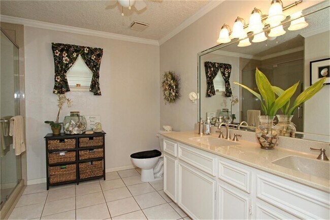 Building Photo - 10456 Champion Village Dr