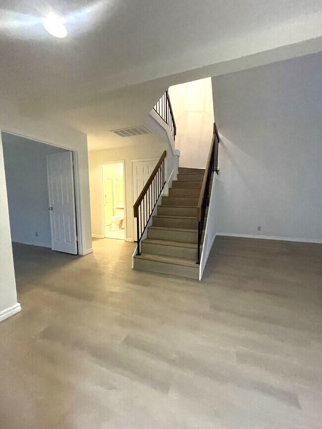 Building Photo - Gorgeous 3 Bedroom 2.5 bath Home in Desira...