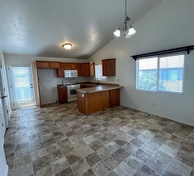 Building Photo - Spacious 5 Bedroom Lehi Home