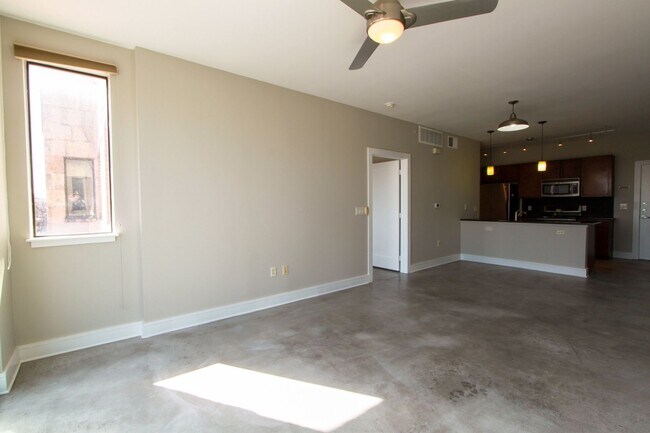 Building Photo - Beautiful 1 Bedroom, 1 Bath Condo in Centr...