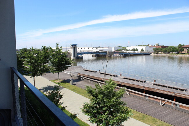 Foto del edificio - Live on the Fox River - Furnished Loft Con...