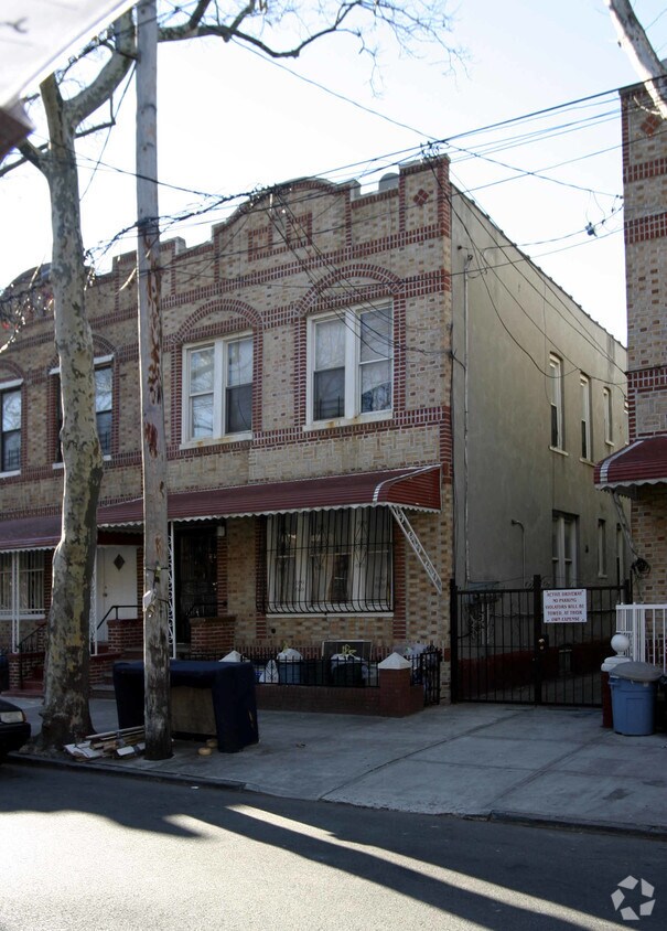 Primary Photo - 588 Bradford St