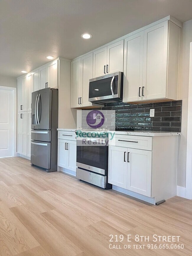 Foto del edificio - 219 E 8th St