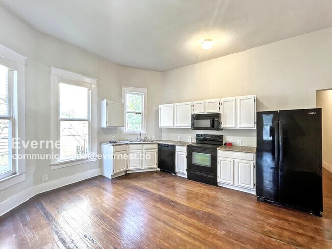 Building Photo - 410 E Carson St