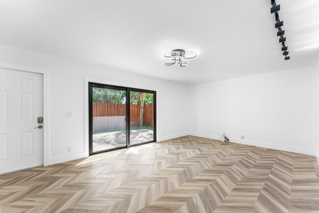 Foto del edificio - 3007 San Clara Dr