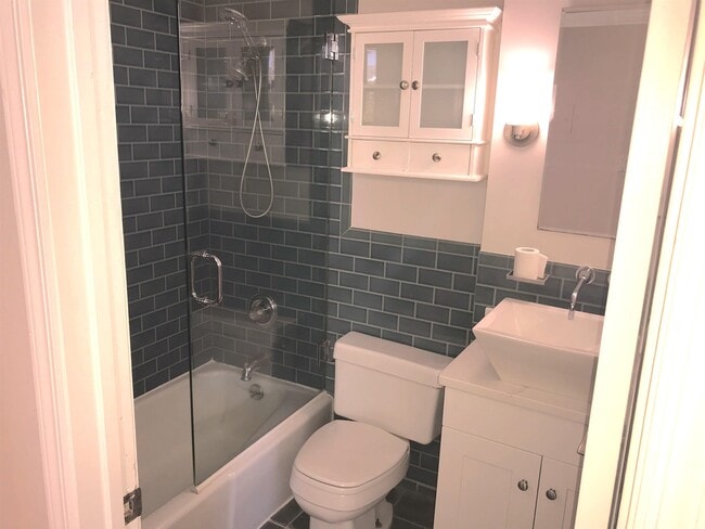 Building Photo - 1015 Grand St