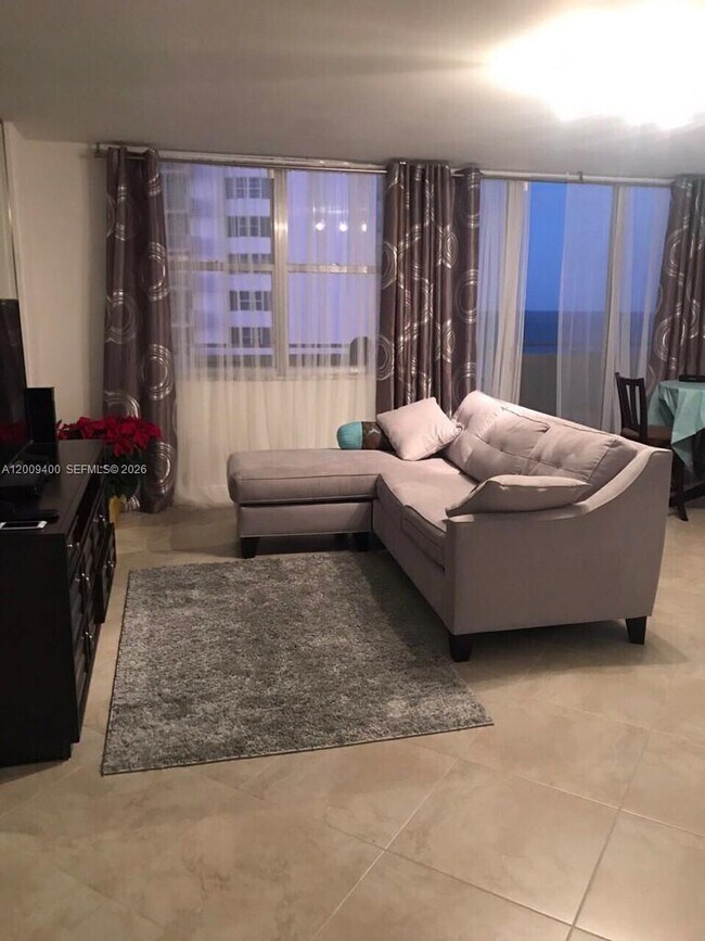 Foto del edificio - 3180 S Ocean Dr