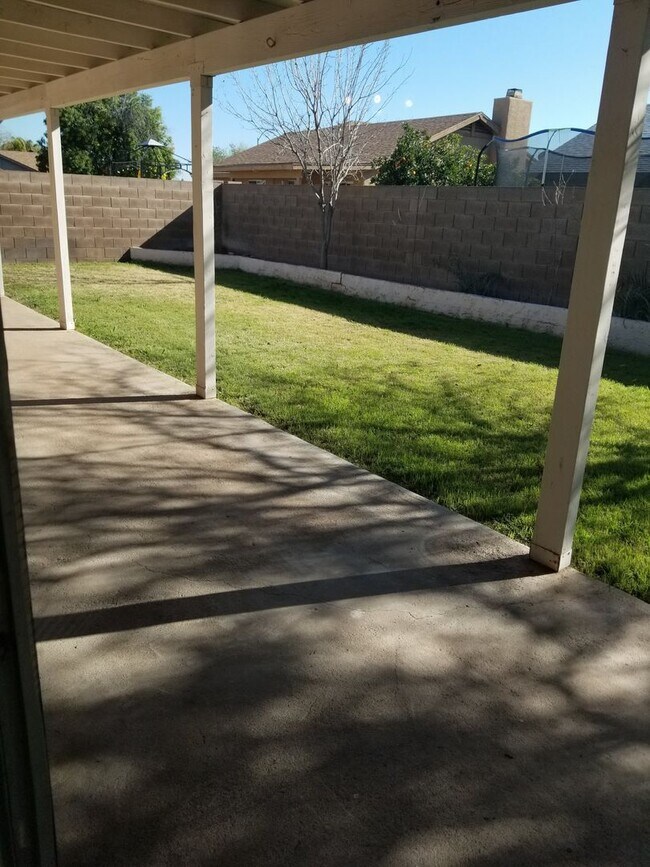 Building Photo - Convenient Glendale location