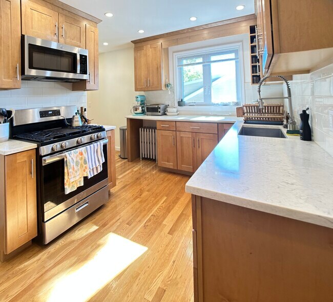 37 Hovey St, Watertown, MA 02472 Condo for Rent in Watertown, MA