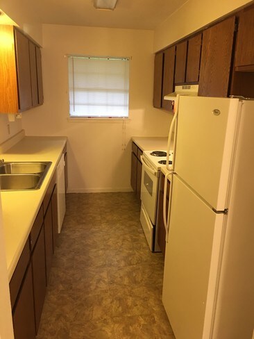 Kitchen - Cedar Creek Apartments