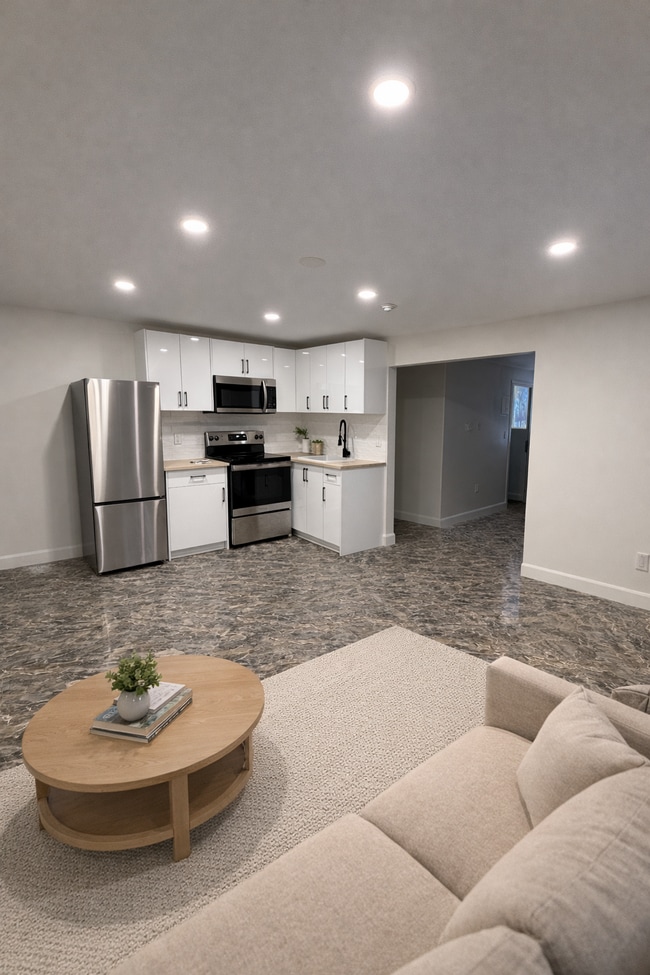 Building Photo - 7800 Lundy's Ln