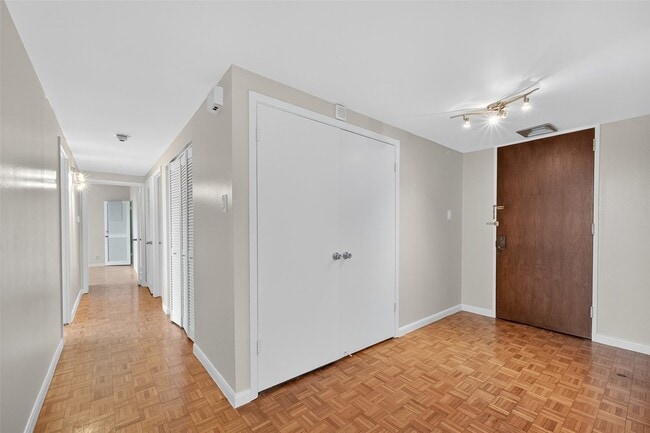 Foto del edificio - 5001 Woodway Dr