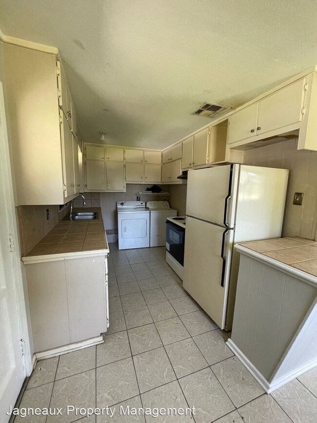 Building Photo - 3 br, 1 bath House - 1217 Sage Dr