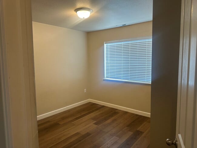 Building Photo - 922 Village Cir