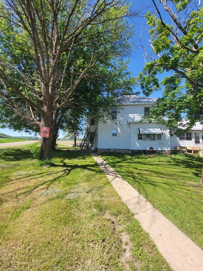 Building Photo - 13954-13956 WI-27