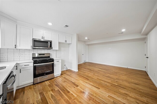 Building Photo - 549 S Orange Ave