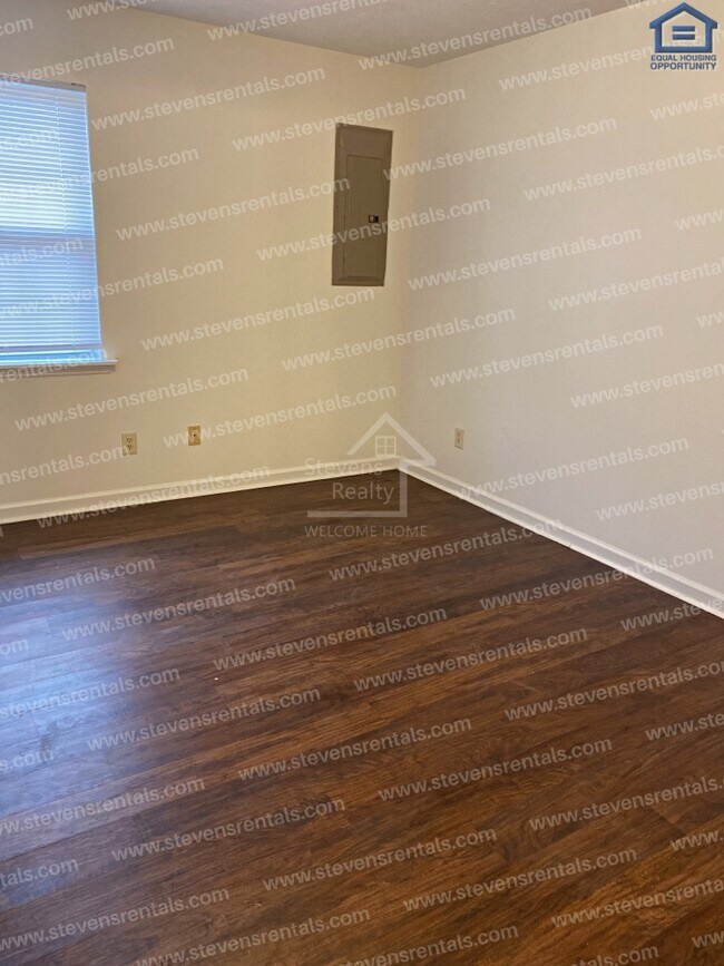Building Photo - 304 Oriole Dr