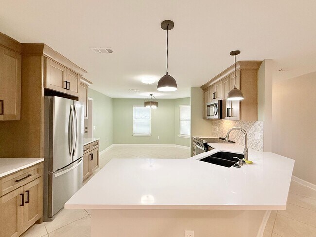 Foto del edificio - Stunning 4-Bedroom Pool Home