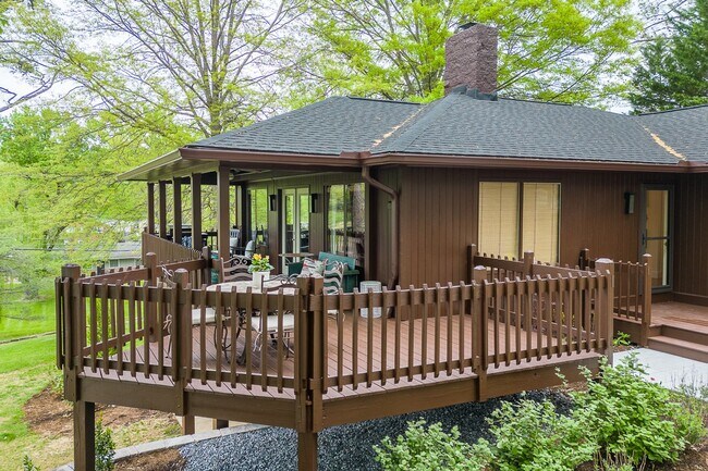 Foto del edificio - Exceptional home located in the Country Cl...