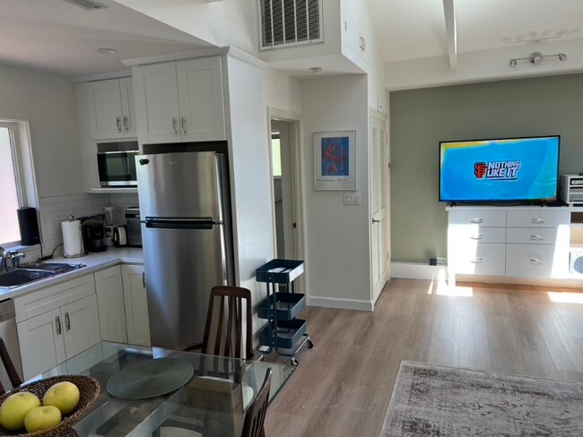 Building Photo - 156 E Creek Dr