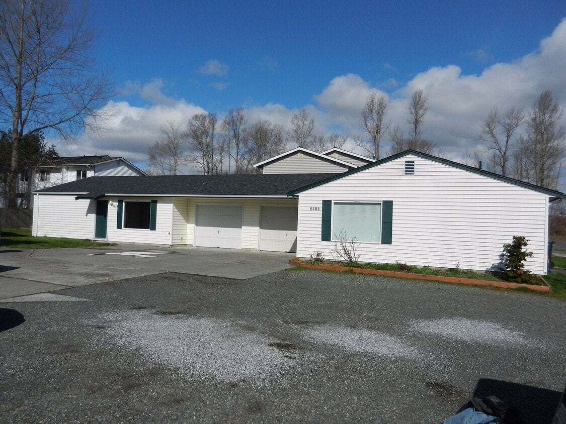 Primary Photo - 2 Bedroom 1 Bathroom Duplex in Bellingham